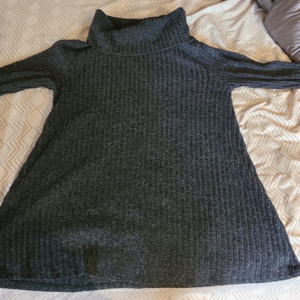 Entro sweater that is in good condition.